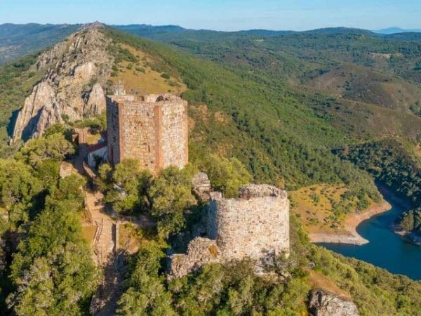 Castillo de Monfragüe y Garganta del Fraile